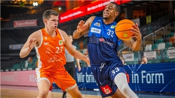 Neuzugang Nick Anderson (rechts), der hier gegen Vechtas Kaden Anderson zum Korb zieht, zeigte gleich im ersten Spiel seinen Wert für die Eisbären.