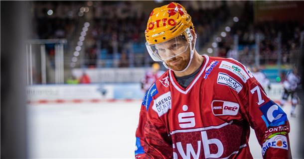 Philip Bruggisser, Spieler der Fischtown Pinguins, steht auf dem Eis.