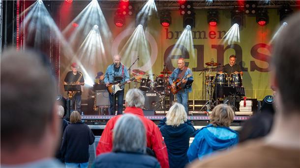 Maritime Tage in Bremerhaven: An den Bühnen wird gefeiert - die besten Party-Fotos NeverTooLate brachten Rock, Soul und Latin auf die Radio Bremen Bühne.