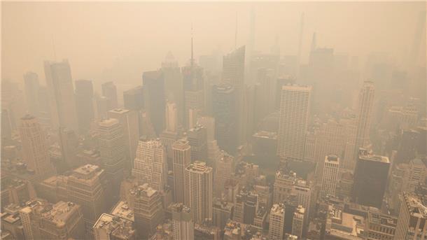 New York City im Dunst vom Empire State Building aus gesehen.