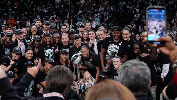Auf dem Basketball-Olymp: Fiebich und Sabally feiern Titel New York Liberty: Posen mit der Meisterschaftstrophäe.