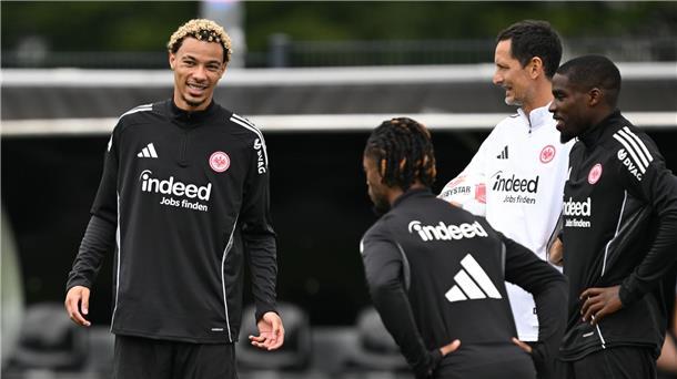 Newcastle United soll an Frankfurts Hugo Ekitiké (l) interessiert sein.