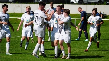 Newen Westphale (Bildmitte) lässt sich nach seinem Kopfballtreffer zum 2:2 von Mathis Holscher (Nr. 17) und Jorge Weihrich feiern.