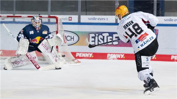 Eishockey-Pinguins kassieren Niederlage in Prag Nicholas Jensen erzielte das 1:3 aus Sicht der Pinguins.