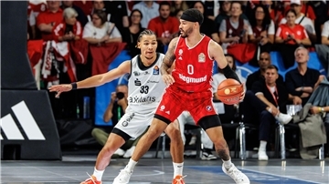 Nicholas Tischler (l) spielte ein Jahr in Chemnitz und wechselt nach Oldenburg.