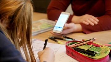 Eine Schülerin bekommt Hilfe beim Homeschooling.