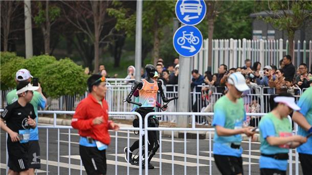 Chinesische Roboter laufen Halbmarathon gegen Menschen Nicht alle Roboter kamen beim Start direkt vom Fleck.
