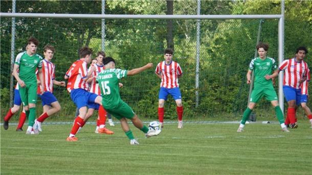 Ein Fußballspieler zielt aufs Tor.