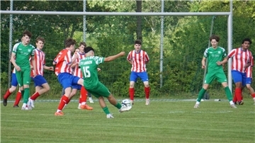 Ein Fußballspieler zielt aufs Tor.