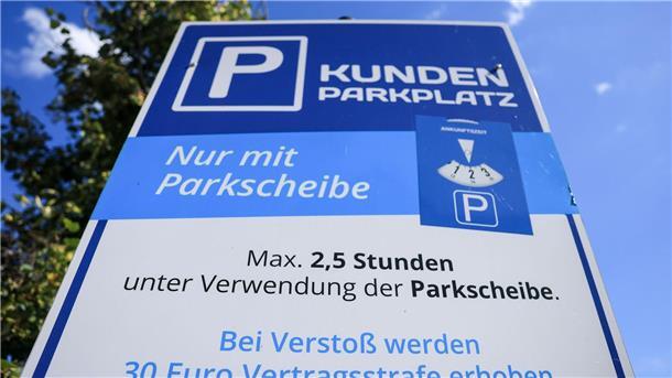 Beschwerden über private Parkfirmen in Niedersachsen Nicht an allen Parkplätzen seien die Parkbedingungen ausreichend ausgeschildert, kritisieren Verbraucherschützer. (Archivbild)