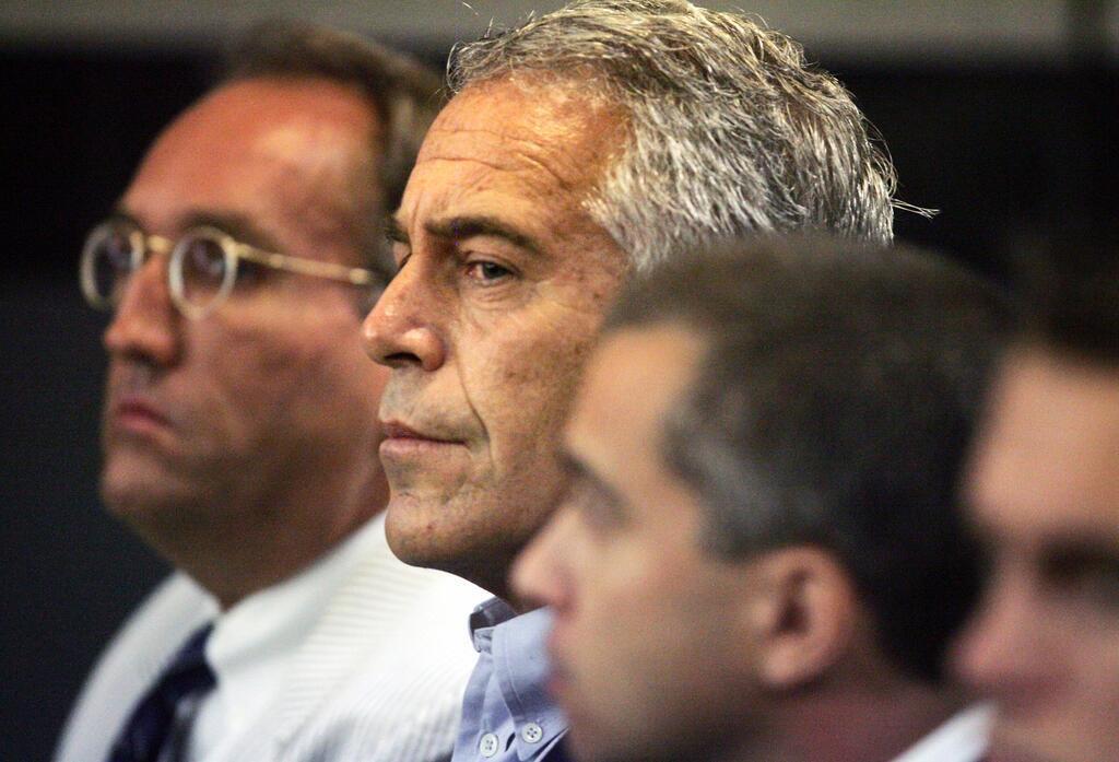Nicht lange nach der Festnahme wurde Jeffrey Epstein (M) im August 2019 tot in seiner Zelle gefunden. Offiziellen Angaben zufolge nahm er sich das Leben.