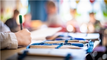 Nicht nur auswendig lernen: In der Schule müssen die sozialen und emotionalen Fähigkeiten stärker gefördert werden, sagt Bildungsforscher Prof. Kai Maaz.