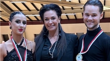 Dane Schulz mit seiner Tanzpartnerin Lia Samarin. IN der Mitte: Trainerin Uta Albanese.