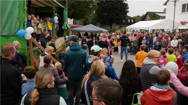 Herbstmarkt in Tarmstedt mit Marktbuden, Karussells und Oktoberfestambiente Nicht nur die Eltern der Grundschüler waren begeistert, die Aufführung der Kleinen lockte viele Zuschauer an.