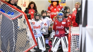 Nicht nur die Pinguins-Profis sind von der Hallensperrung betroffen. Auch der Eishockey-Nachwuchs kann derzeit nicht in Bremerhaven trainieren und spielen.