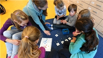 Nicht nur ein, sondern mehrere Schüler stehen im Fokus, wenn Schulassistenten im Pool und nicht nur individuell für ein einzelnes Kind im Einsatz sein können.