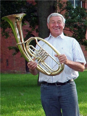 Nicht nur im Gesangverein singt Heinz Blendermann im Tenor, sondern er spielt auch im Posaunenchor das Tenorhorn, und das schon seit sechzig Jahren.