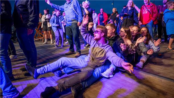 Maritime Tage in Bremerhaven: An den Bühnen wird gefeiert - die besten Party-Fotos Nicht nur im stehen wurde getanzt. Das Publikum hatte seinen Spaß vor der Bühne.