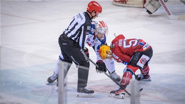 Nicht nur in dieser Szene behielt Alex Friesen beim Anspiel die Oberhand: Der Center ist der beste Bullyspieler der Pinguins und ein starker Taktgeber und Spielmacher.