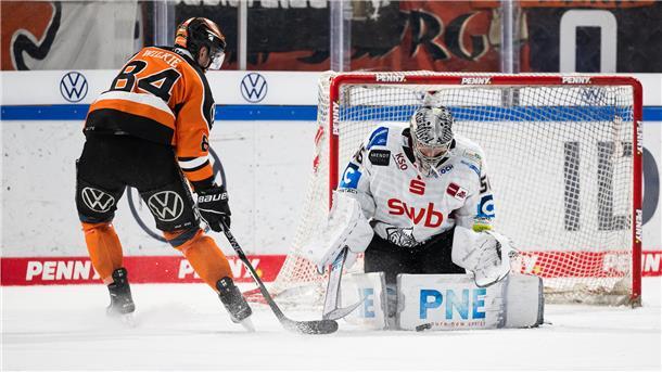Nicht nur in dieser Szene wurde Pinguins-Keeper Maximilian Franzreb zur unüberwindbaren Mauer für die Wolfsburger. Der Schlussmann war der Spieler des Tages.