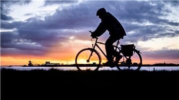 Nicht nur in Dunkelheit werden Radfahrer häufig übersehen.