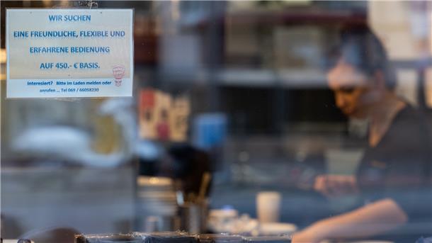 Nicht nur in Großstädten, auch in der Wesermarsch: Im Hotel und Gaststätten-Bereich führen steigende Kosten sowie fehlendes Personal zu Einschränkungen der Öffnungszeiten und auch Schließungen.