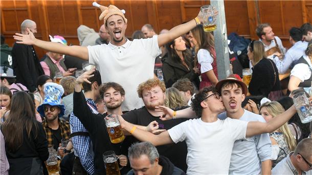 Gäste feiern im Biergarten des Hofbräuzelt auf dem Oktoberfest. Die 190. Wiesn findet vom 20. September bis 5. Oktober auf der Münchner Theresienwiese statt.