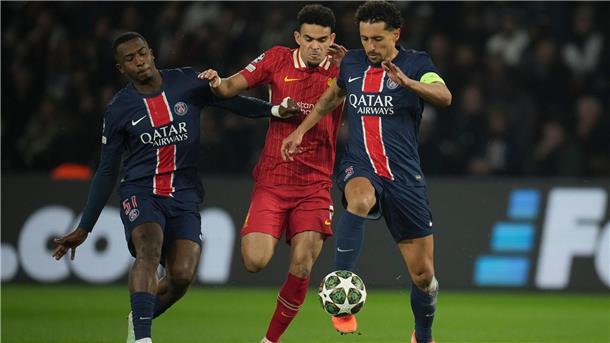 FC Barcelona und Flick siegen in Unterzahl Nicht nur Liverpools Luis Diaz (M) hatte gegen die Pariser Willian Pacho (l) und Marquinhos mächtig Probleme.