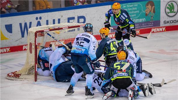 Tumult vor dem Eishockey-Tor.