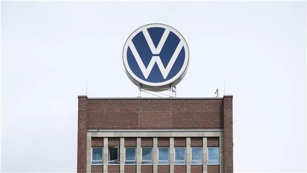 VW legt Menschenrechtsbericht vor: Verstöße festgestellt Nicht unter das Lieferkettensorgfaltspflichtengesetz fällt nach VW-Angaben das umstrittene Werk und die Teststrecke in der chinesischen Provinz Xinjiang.