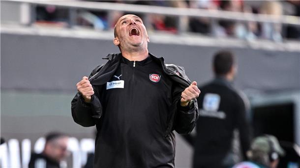 Relegations-Spektakel: „El Dorfico“ wird zum Nervenkrimi Nichts für schwache Nerven: Heidenheims Trainer Frank Schmidt beim Hinspiel.