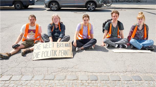 Nichts geht mehr! Die Klimaprotestgruppe, von links, um Anatol (Valentino Dalle Mura), Henning (Joachim Seemann), Lena (Valerie Stoll), Finn (Adrian Grünewald) und Franzi (Maria Goletz) blockiert den Verkehr. In der ZDF-Serie „Aufgestaut“ fordern sie endlich mehr Aufmerksamkeit für den Klimawandel!