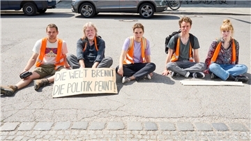 Nichts geht mehr! Die Klimaprotestgruppe, von links, um Anatol (Valentino Dalle Mura), Henning (Joachim Seemann), Lena (Valerie Stoll), Finn (Adrian Grünewald) und Franzi (Maria Goletz) blockiert den Verkehr. In der ZDF-Serie „Aufgestaut“ fordern sie endlich mehr Aufmerksamkeit für den Klimawandel!