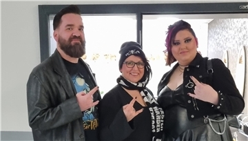 1 Mann und zwei Frauen im Metal-Look