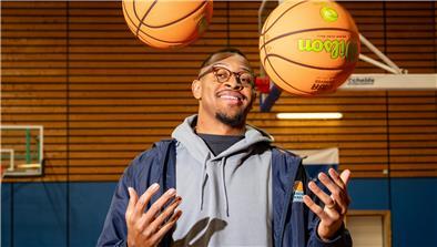 Nick Hornsby kann mit dem Basketball eine Menge anfangen. Der Neuzugang der Eisbären überzeugt als Scorer, Rebounder und Passgeber.
