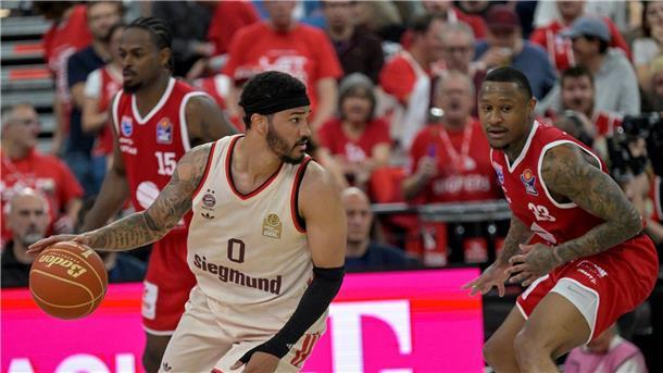 Bayern-Basketballer erreichen Playoff-Halbfinale - Alba raus Nick Weiler-Babb (l.) und die Bayern-Basketballer stehen im Playoff-Halbfinale.