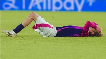 Nick Woltemade liegt nach dem verlorenen EM-Finale enttäuscht auf dem Rasen.