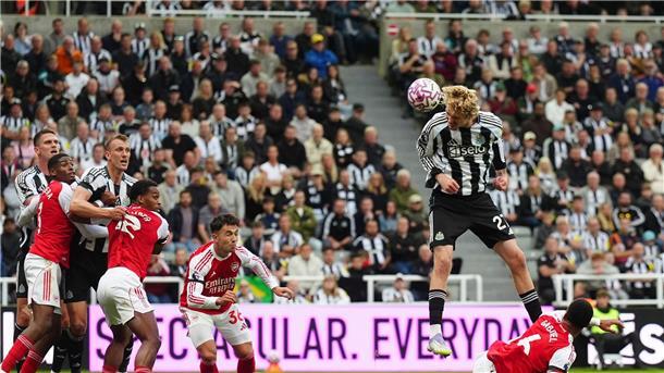 Newcastle feiert „Big Nick“ - aber verliert Nick Woltemade steigt zum Kopfball hoch und trifft.