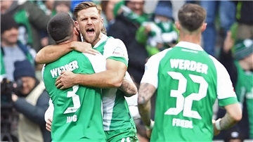 Niclas Füllkrug jubelt mit Anthony Jung (links) und Marco Friedl über die 1:0-Führung.