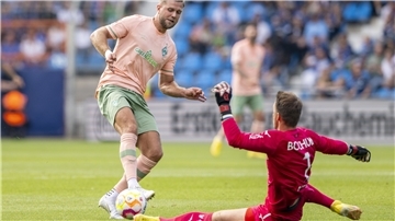 Bremens Niclas Füllkrug (l) scheitert an Bochums Torwart Manuel Riemann.