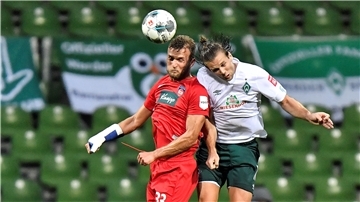 Niclas Füllkrug (rechts) und seine Bremer Sturmkollegen konnten sie so gut wie nie gegen Heidenheims Defensive (hier Timo Beermann) durchsetzen.