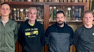 Nico Ahrens (Jugendleiter), Volker Morisse (1.Vorsitzender), Timo Schindler (2.Vorsitzender) und Thies Beeken (Geschäftsführer) gehören zum Vorstand des FC.