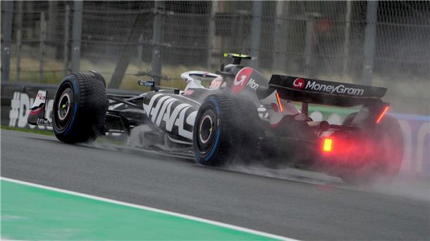 Hülkenberg rutscht in Reifenstapel - Russell mit Topzeit Nico Hülkenberg kämpft mit dem Wetter.