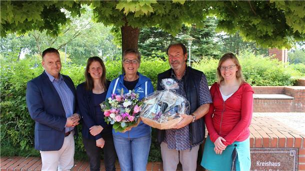Neue Storchenbeauftragte im Cuxland – Datenerfassung für 2025 läuft Drei Frauen und zwei Männer stehen unter einem Baum.