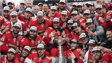 Nico Sturm durfte mit den Florida Panthers den Titel bejubeln.