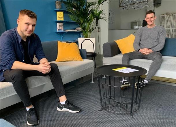 Nico Tank (links) und Malte Giesemann produzieren den Fischtown-Pinguins-Podcast von NORD|ERLESEN.