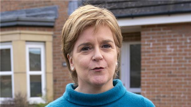 Schottische Regierung in der Krise Nicola Sturgeon, die ehemalige Vorsitzende der Scottish National Party (SNP), vor ihrem Wohnhaus in Glasgow.