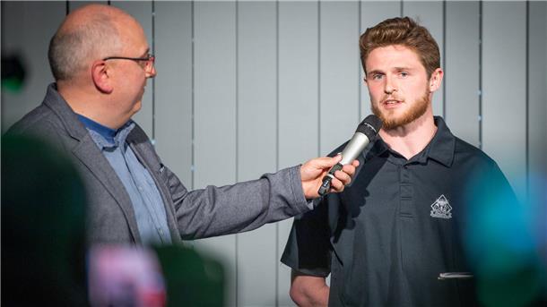Das sagt Nicolas Appendino über seinen Wechsel nach Bremerhaven Nicolas Appendino (rechts, hier mit Moderator Matthias Berlinke) wechselt vom EHC Red Bull München zu den Fischtown Pinguins.
