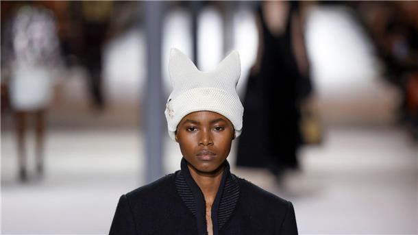 Nicolas Ghesquière feiert zehn Jahre bei Louis Vuitton Nicolas Ghesquière nimmt es mit Humor: Seine Strickmützen hat der Designer mit „Katzenohren“ versehen.