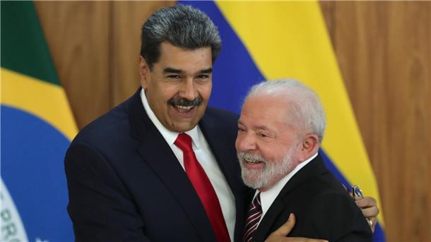 Lula stärkt Venezuelas Präsident den Rücken Nicolas Maduro (l), Präsident von Venezuela, umarmt Brasiliens Präsidenten Luiz Inacio Lula da Silva (r) nach einer gemeinsamen Pressekonferenz.